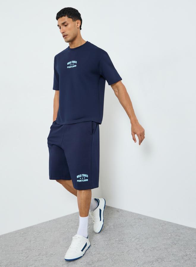 ستايلي طقم تي شيرت وشورت رجالي بطبعة بسيطة بقصة واسعة - Image 1